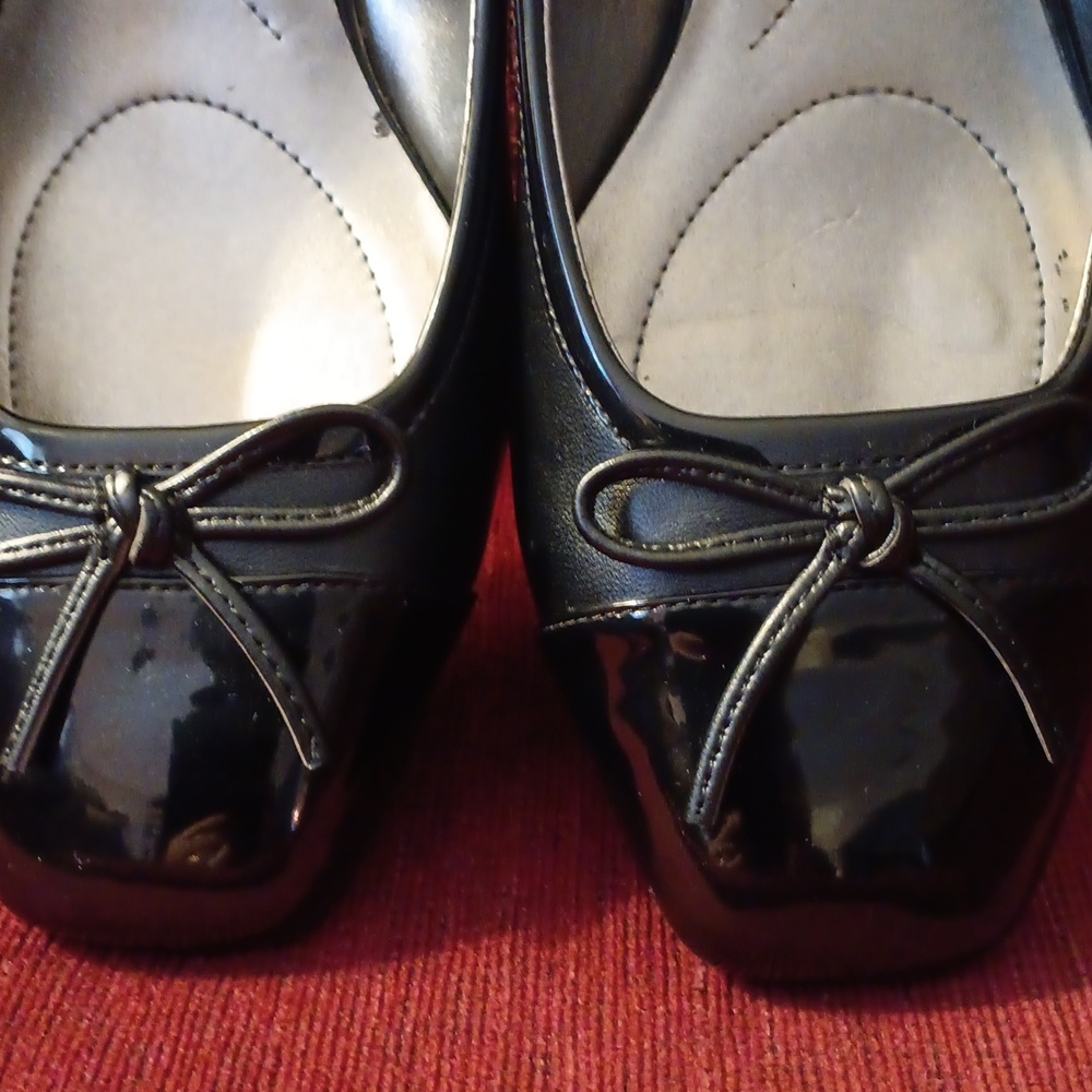 Bandolino Black Pumps with Bow Accent - Picture 12 of 12